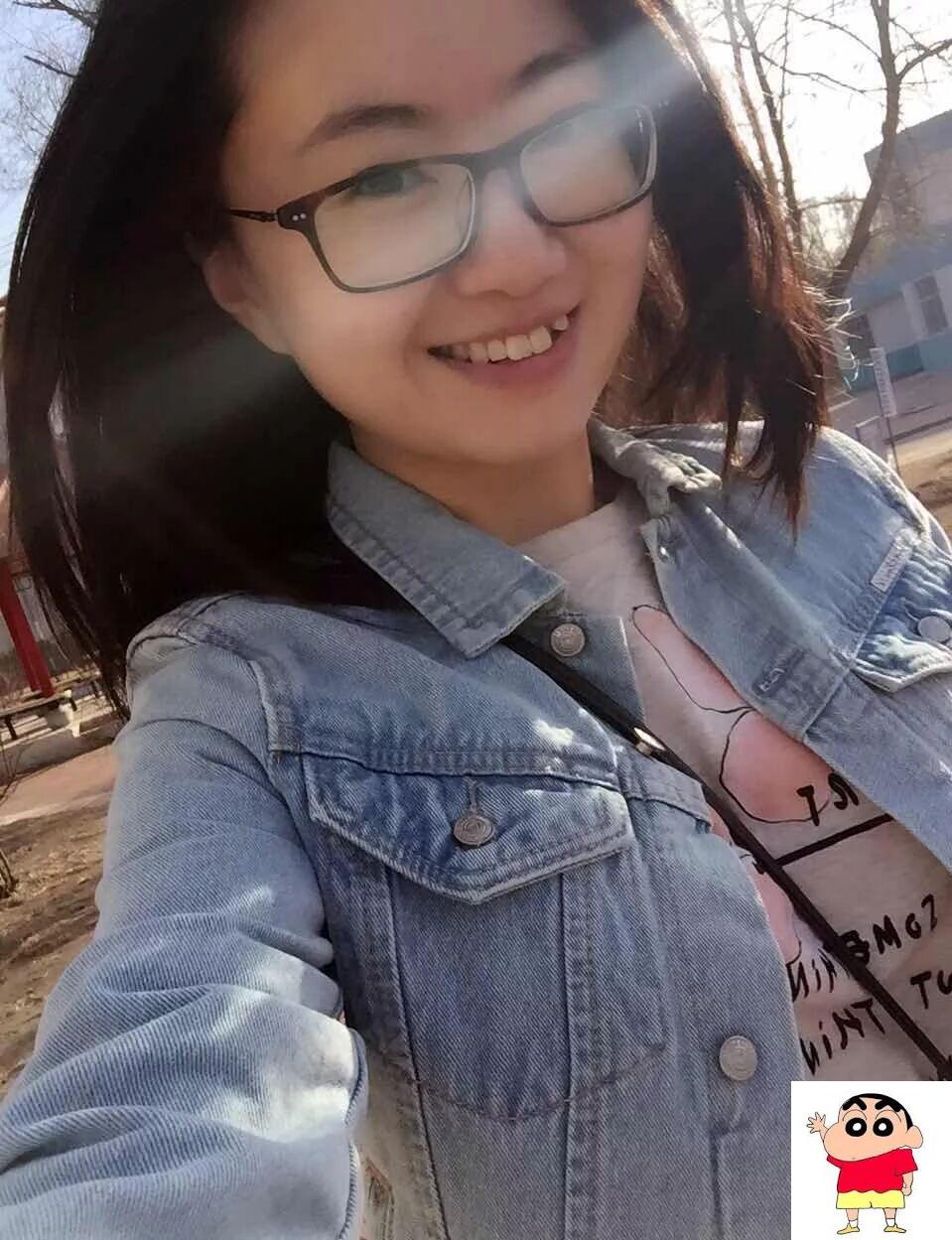 活泼可爱的眼镜妹 (9P)