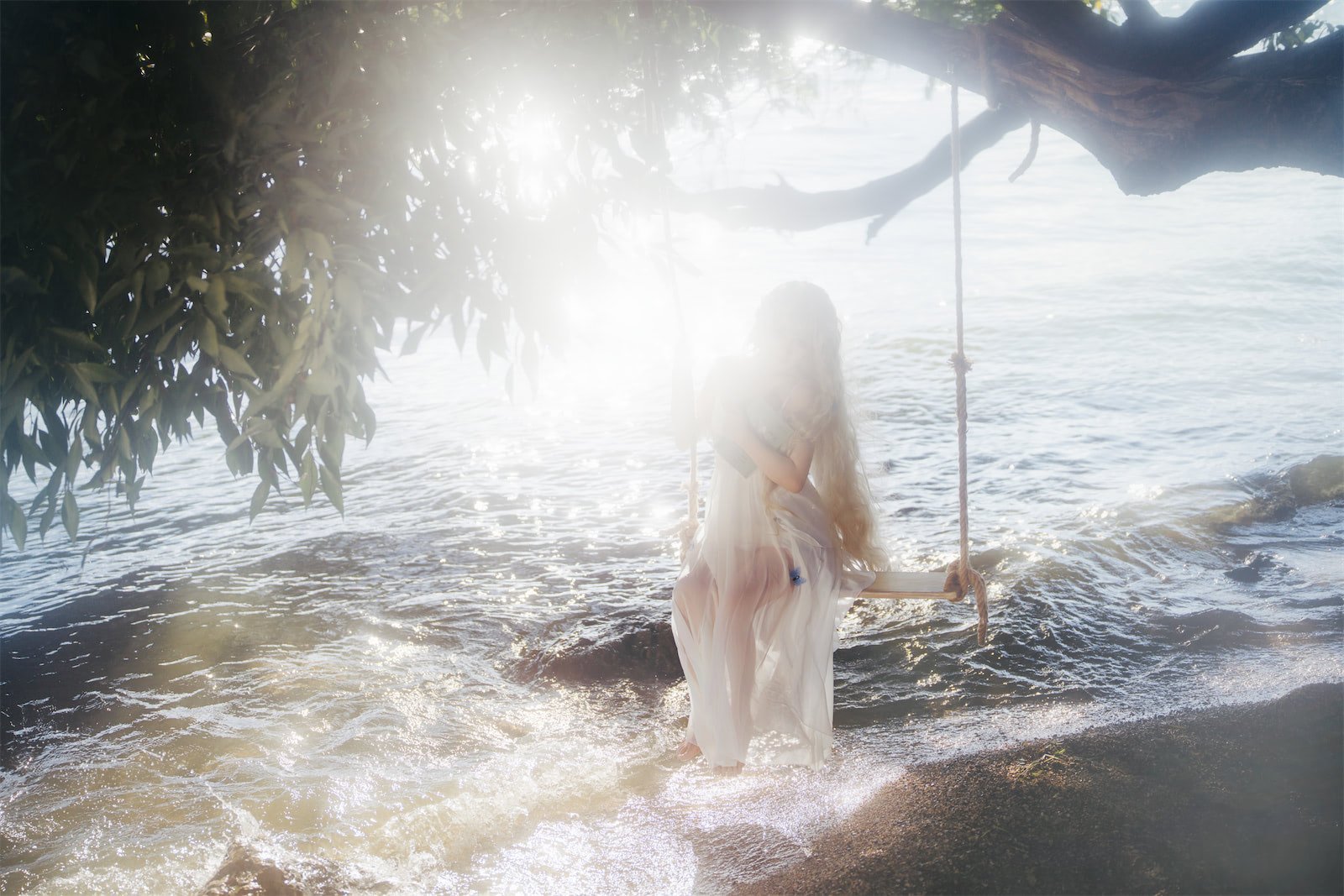 是三不是世w 湖边白裙