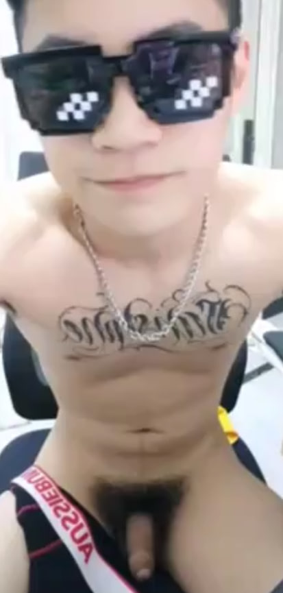 纹身男露大屌直播