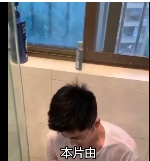 臀高中生鲜肉趁爸妈出门在书房和女记者视讯发骚1