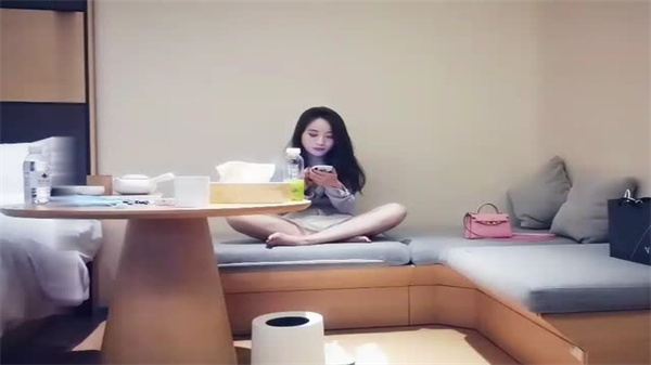 我最敏感的是胸,一碰就受不了的,极品性感短裤