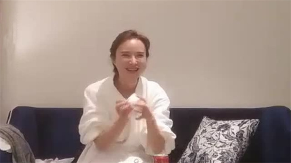 【经典探花】我是铁牛偷拍美女主角系列（三）先聊天在啪啪_